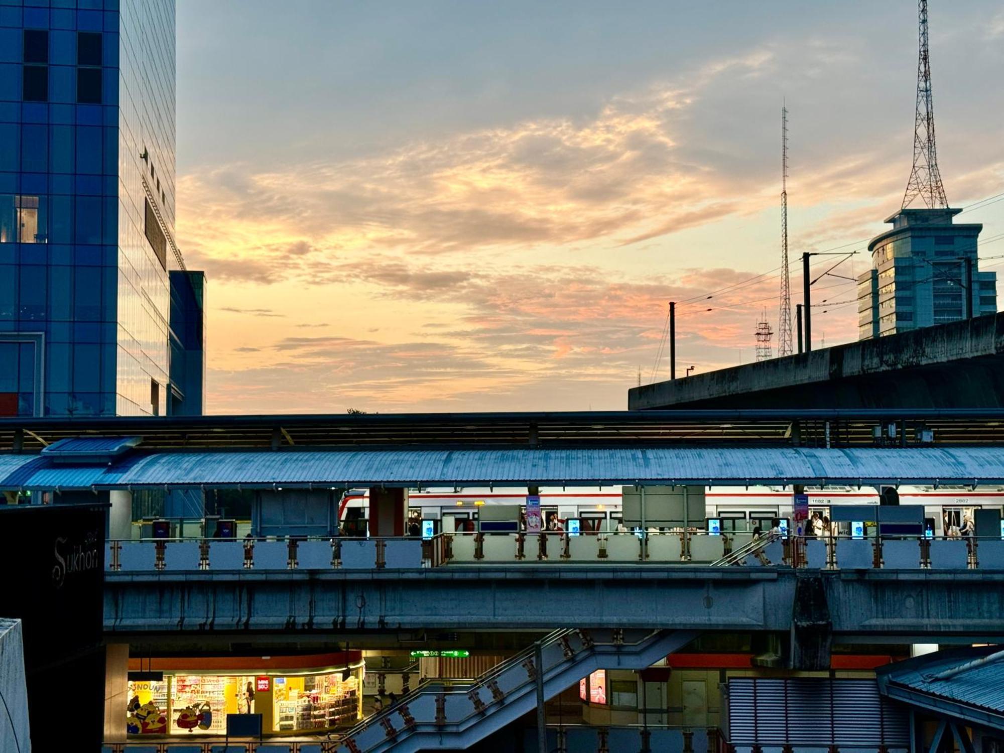 Avalan Phayathai Airport Link Bangkok Exterior foto